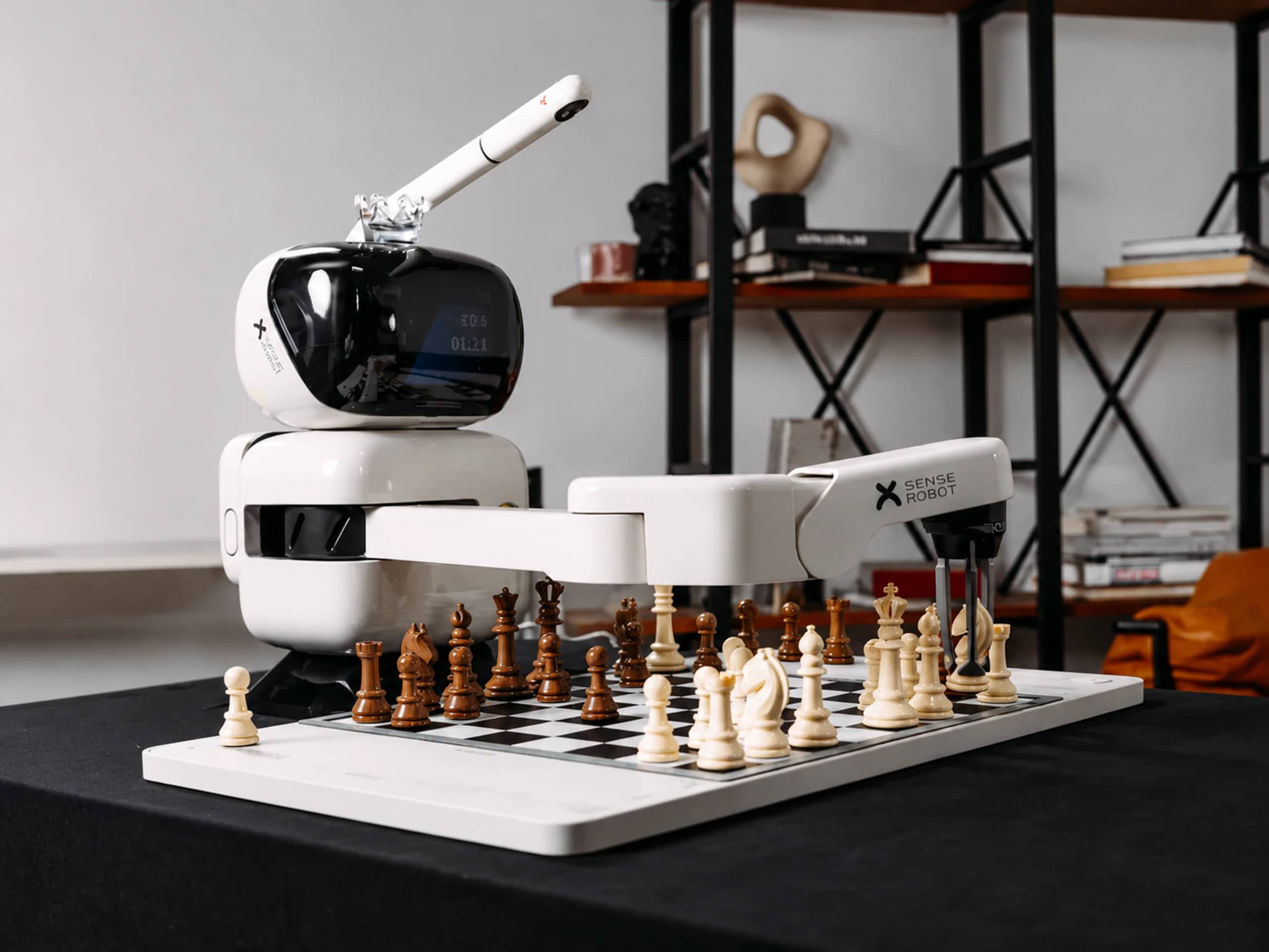 Робот-шахматист LUNOLAND — робот с манипулятором и искусственным интеллектом играет в шахматы с гостем